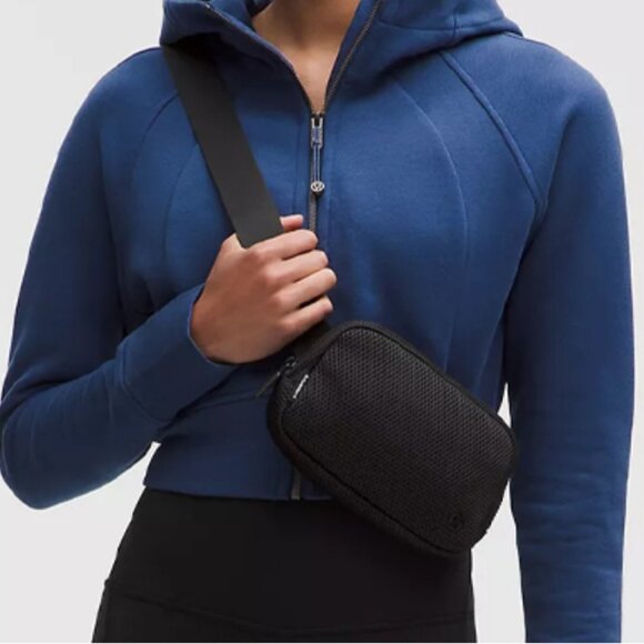 Lululemon Everywhere Belt Bag Knit Mesh Black NWT Crossbody Size 1L - Picture 1 of 5